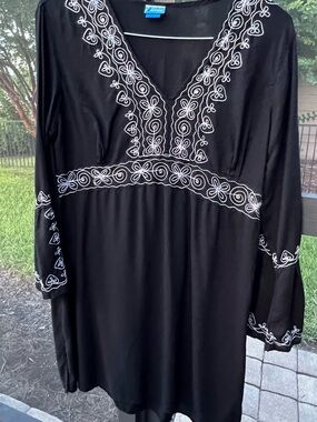 Soaked Women’s Black Embroidered Peasant Tunic Top V-Neck 3/4 Sleeve Large